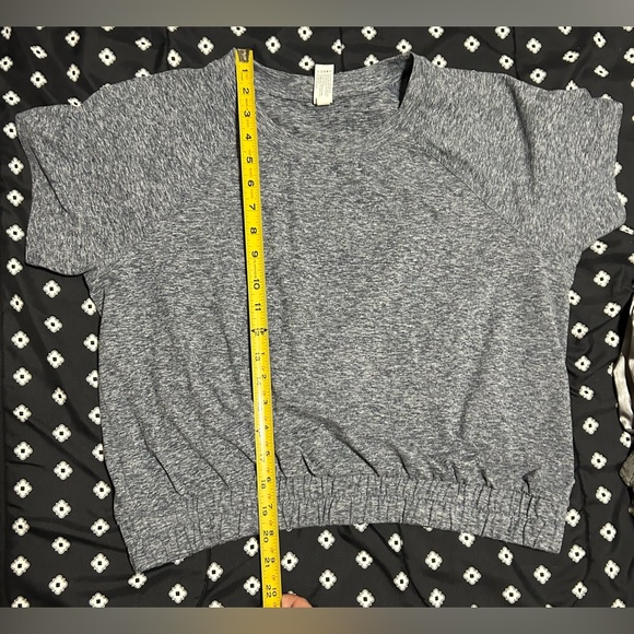 Velocity heather Navy crop w/ elastic at bottom short sleeve top- size l/xl - Picture 3 of 8